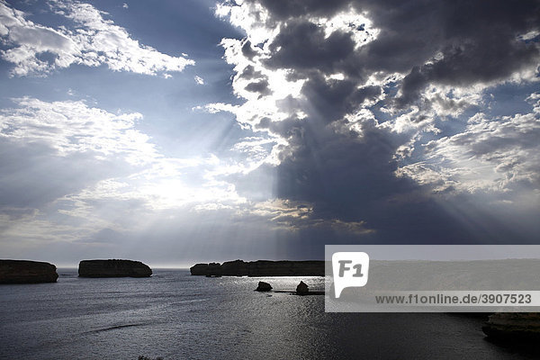 Gewitterwolken über der Bucht Bay of Martyrs  Port Campbell Nationalpark  Victoria  Australien