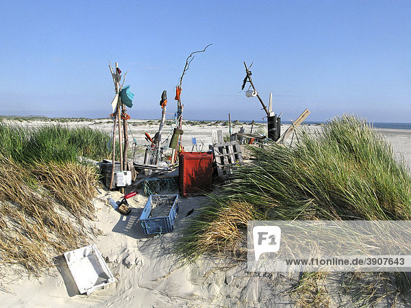 Strandkunst aus verschiedenen Objekten  angespült auf der Nordsee-Insel Amrum  Deutschland  Schleswig-Holstein  Europa