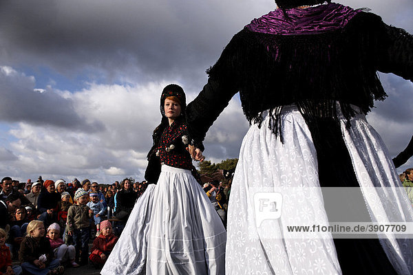 Friesische Tänzerinnen auf dem Mittsommerfest auf der nordfriesischen Insel Amrum  Schleswig-Holstein  Deutschland  Europa