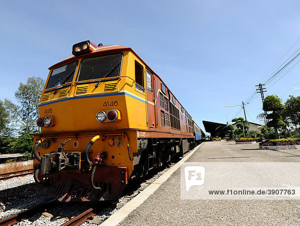 Zug beim Bahnhof in Pattaya  Thailand  Asien