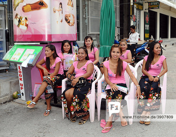 Thai Frauen warten auf Arbeit  Thailand  Asien