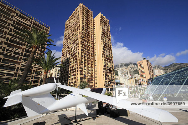 Kleinflugzeug der Marke Visa Airplanes vor dem Grimaldi-Forum  Hochhäuser Columbia Palace und Houston Palace  Fürstentum Monaco  CÙte d'Azur  Europa