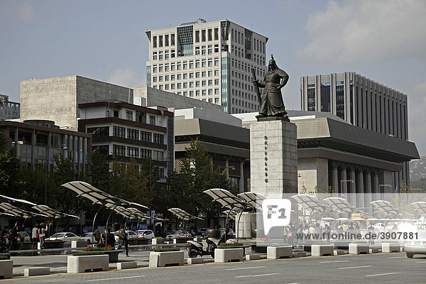 Main Boulevard Sejongno with Gwanghwamun Plaza and Admiral Yi Sun Shin statue in downtown Seoul  South Korea  Asia