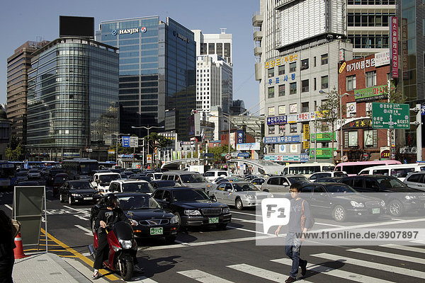 Verkehr im Zentrum von Seoul  Süd-Korea  Asien