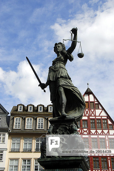 Gerechtigkeitsbrunnen oder Justitiabrunnen  Statue Justitia aus Bronze  Samstagsberg  Römerberg  Innenstadt  Frankfurt am Main  Hessen  Deutschland  Europa
