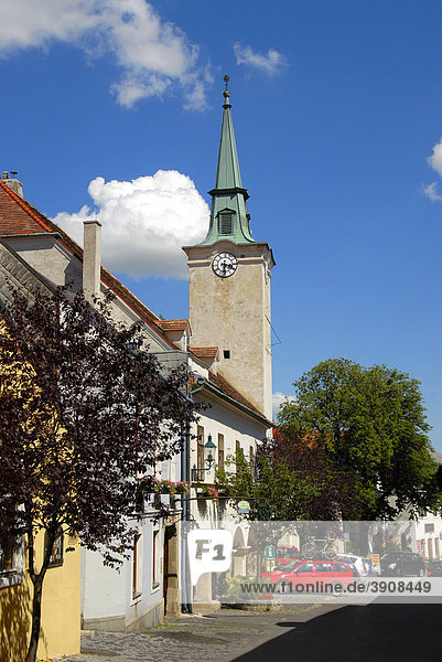 Gasse mit Rathausturm  Rathaus  Weinort Gumpoldskirchen  Niederösterreich  Österreich  Europa