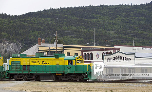 Historischer Bahnhof und Zug der White Pass und Yukon Route  Klondike Goldrausch  Chilkoot Trail Wanderweg  Chilkoot Pass  Skagway  Alaska  USA