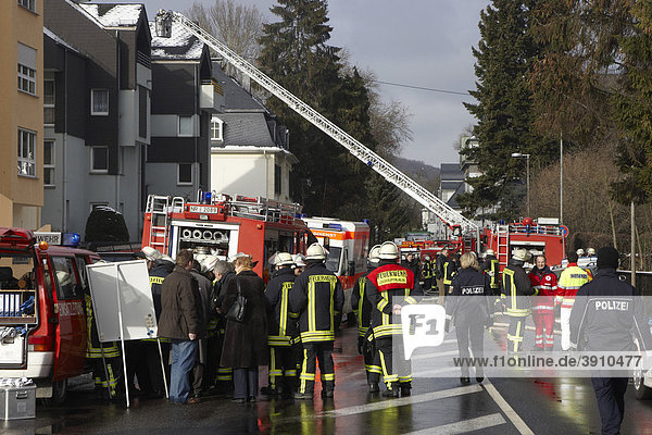Feuerwehreinsatz nach einem Wohnungsbrand in Linz  Rheinland-Pfalz  Deutschland  Europa