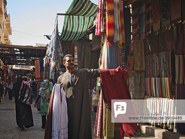 Tuchhändler im Souk von Luxor  Ägypten  Afrika