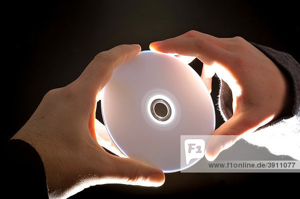 Hand übergibt Daten-CD