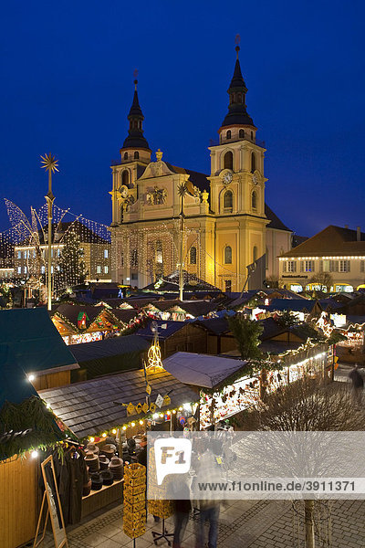 Market stalls on the Christmas market in Ludwigsburg  Market Square  Baden-Wuerttemberg  Germany  Europe
