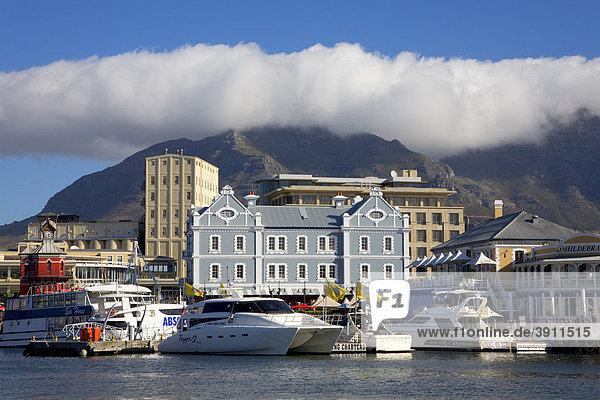 V & A Waterfront  Hafen  Wolke über dem Tafelberg  genannt die Tischdecke  Kapstadt  Südafrika  Afrika