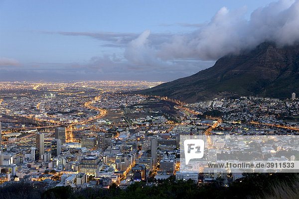 Blick über die Stadt am Abend vom Signal Hill  blaue Stunde  Dämmerung  Kapstadt  Südafrika  Afrika
