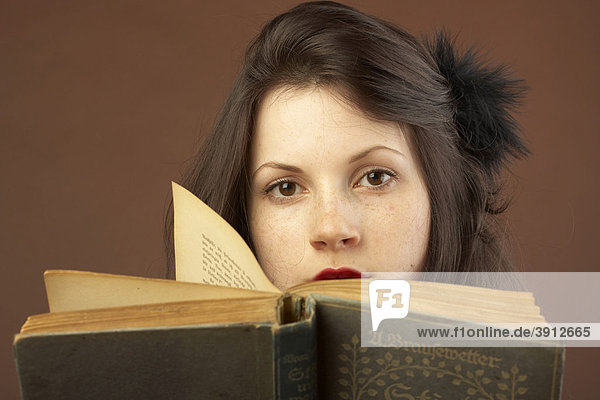 Frau  jung  Buch  lesen