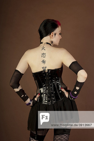 Frau  Gothic  Rücken  tätowiert  stehend