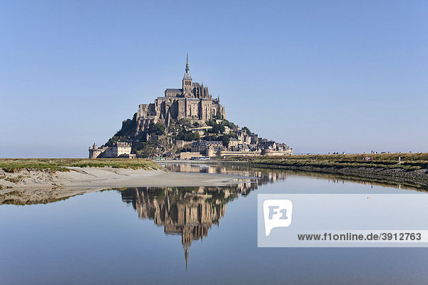 Der Klosterberg Mont Saint Michel mit Spiegelung im Wasser  Normandie  Frankreich  Europa