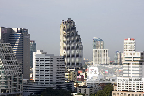 Blick auf Skyline von Bangkok in Richtung Silom Road  Thailand  Asien