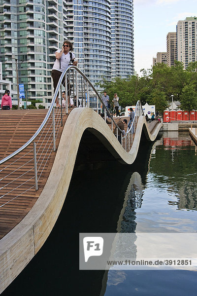 Toronto Waterfront WaveDecks an der Promenade  hölzerne Bürgersteige  die mit dem Urban Design Award Preis ausgezeichnet wurden  am Ufer des Ontario Lake Sees  Kanada