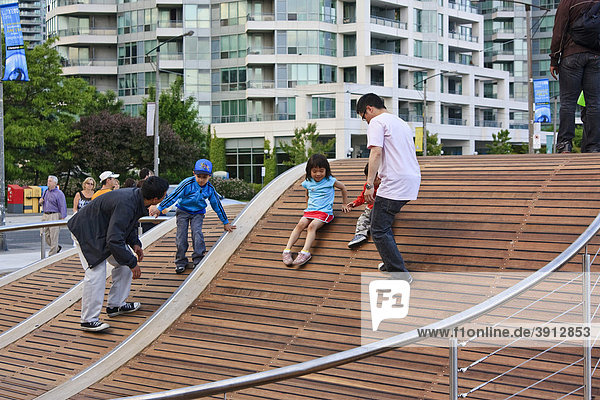 Toronto Waterfront WaveDecks an der Promenade  hölzerne Bürgersteige  die mit dem Urban Design Award Preis ausgezeichnet wurden  am Ufer des Ontario Lake Sees  Kanada