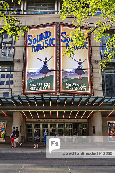 The Princess of Wales Theatre Eingang  Reklametafeln kündigen das The Sound of Music Musical an  Toronto  Kanada