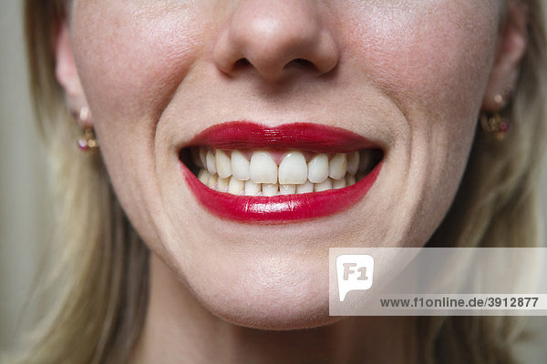 Frau lächelte breit  wahrscheinlich unaufrichtig mund
