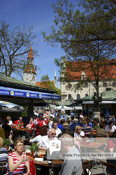 Biergarten am Viktualienmarkt  München  Bayern  Deutschland  Europa