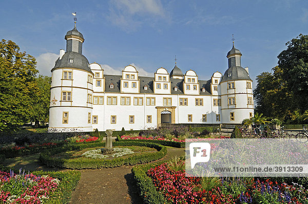 Schloss Neuhaus  Wasserschloss  Barockgarten  Weserrenaissance  Paderborn  Nordrhein-Westfalen  Deutschland  Europa