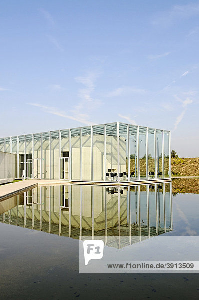 Glas  Konstruktion  moderne Architektur  Teich  ehemalige Raketenstation  Kunstmuseum  Langen Foundation  Architekt Tadao Ando  Hombroich  Kreis Neuss  Nordrhein-Westfalen  Deutschland  Europa