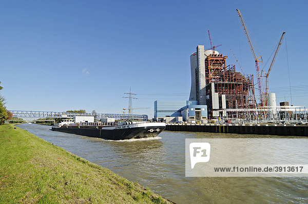 Transportschiff  Neubau  Baustelle  Baustopp  Kühlturm  Steinkohlekraftwerk  Kraftwerk  E.ON AG  Datteln  Dortmund Ems Kanal  Nordrhein-Westfalen  Deutschland  Europa