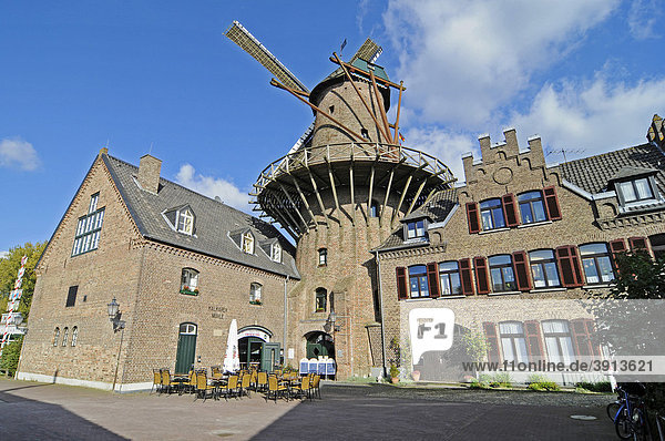 Historische Windmühle  Mühle  Backsteinhaus  historisches Gebäude  Kalkar  Niederrhein  Nordrhein-Westfalen  Deutschland  Europa