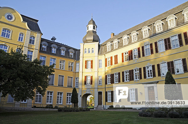 Haus Aspel  Töchter vom heiligen Kreuz  Orden  Burg  Schloss  Kloster  Rees  Niederrhein  Nordrhein-Westfalen  Deutschland  Europa