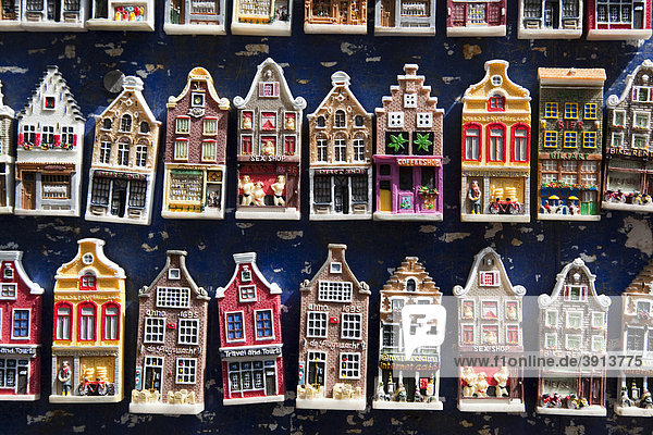 Kühlschrank-Magneten  Souvenirs in Form von typisch niederländischen Häusern  Amsterdam  Holland  Niederlande  Europa
