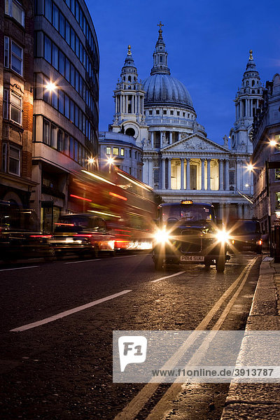 St Paul's Cathedral  Lichtspuren zur blaue Stunde  London  England  Vereinigtes Königreich  Europa