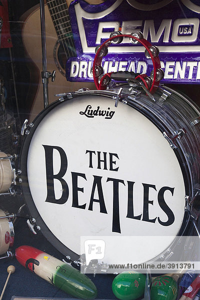 Schlagzeug mit Aufschrift The Beatles im Schaufenster eines Londoner Musikgeschäfts  London  England  United Kingdom  Europe