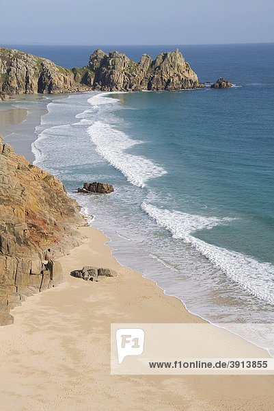 Porthcurno Beach  Pednvounder Beach  Logan Rock  Südküste  Cornwall  England  Großbritannien  Europa