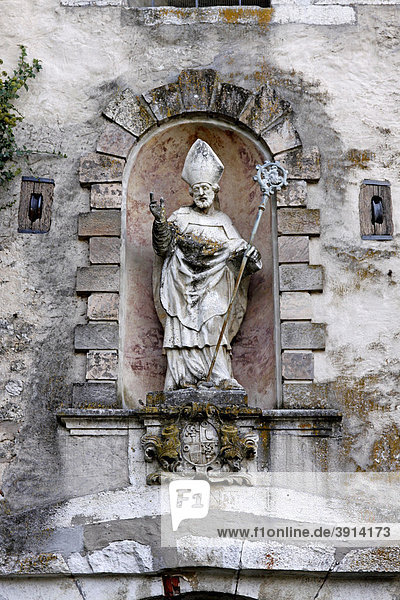 Haupttor mit der Statue des Hl. Willibald  Willibaldsburg  Eichstätt  Bayern  Deutschland  Europa