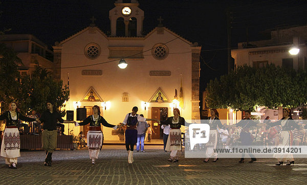 Folklorabend  kretische Tänze  Kirche  Mohos  Lassithi Hochebene  Kreta  Griechenland  Europa