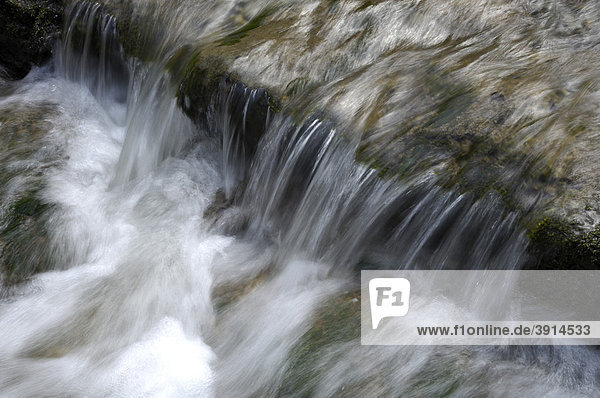 Kleiner Wasserfall  fließendes Wasser  Nahaufnahme