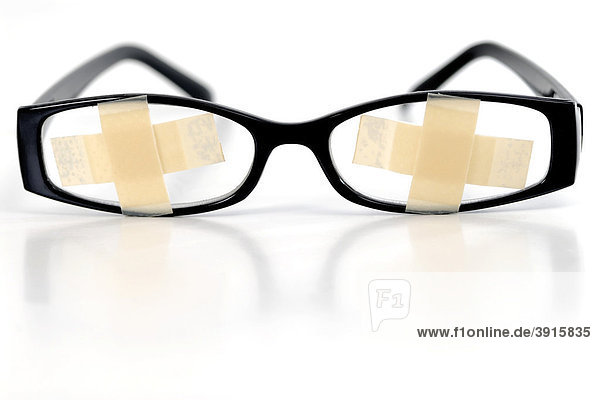 Brille mit Pflastern  Symbolbild Bildungsstreik  Bildungsmisere