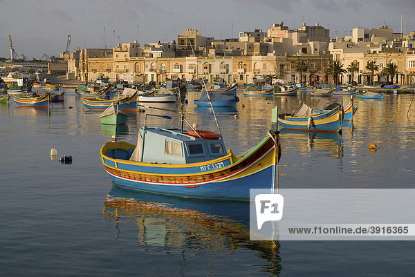 Luzzus  die typischen bunten Fischerboote Maltas  im Hafen von Marsaxlokk  Malta  Europa