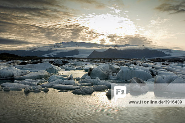 Gletschersee Jökulsarlon und Vatnajökull  Island  Europa