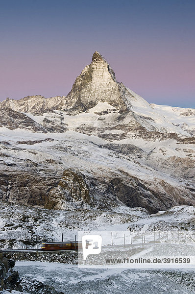 Gornergratbahn mit Matterhorn  Zermatt  Schweiz  Europa