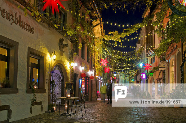 Konviktgasse mit Weihnachtsbeleuchtung  Altstadt  Freiburg  Baden-Württemberg  Deutschland  Europa
