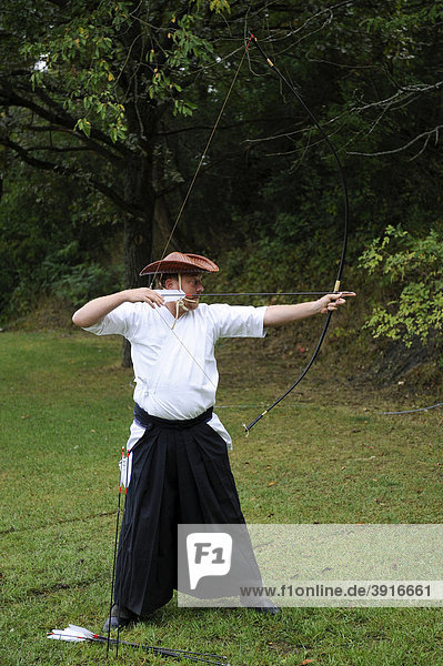 Open Eocha European championship 09  mounted archery  with participants from all over the world  an English participant in a classic Japanese costumes warming up with his Japanese Kyudo bow  Trossenfurt  Franconia  Bavaria  Germany  Europe