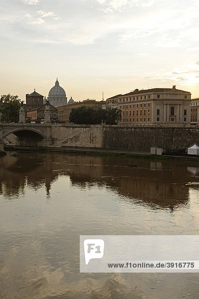 Tiber mit Vatikanstadt und Petersdom  Rom  Italien  Europa