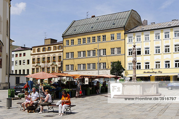 Marktplatz mit Jacklturm in Traunstein  Chiemgau  Oberbayern  Deutschland  Europa