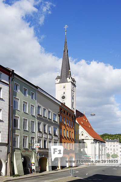 Marienplatz mit Frauenkirche  Wasserburg am Inn  Oberbayern  Bayern  Deutschland  Europa