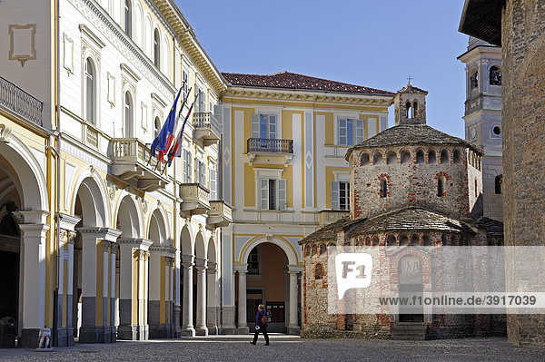 Rathaus und romanisches Baptisterium  Piazza Mons. Carlo Rossi  Biella  Piemont  Italien  Europa