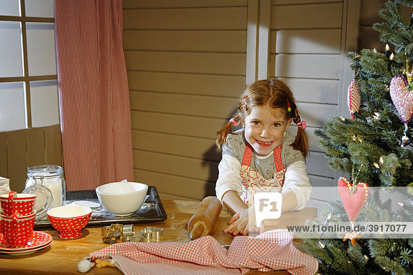 Kleines Mädchen beim Plätzchen backen  Weihnachtsbäckerei  Weihnachten