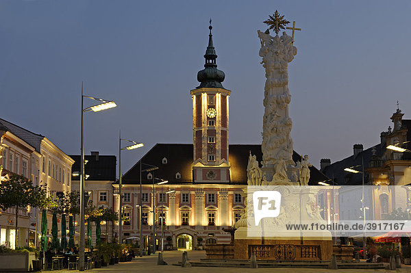 Town hall and Dreifaltigkeitssaeule Holy Trinity column  Rathausplatz town hall square  St. Poelten  Lower Austria  Europe